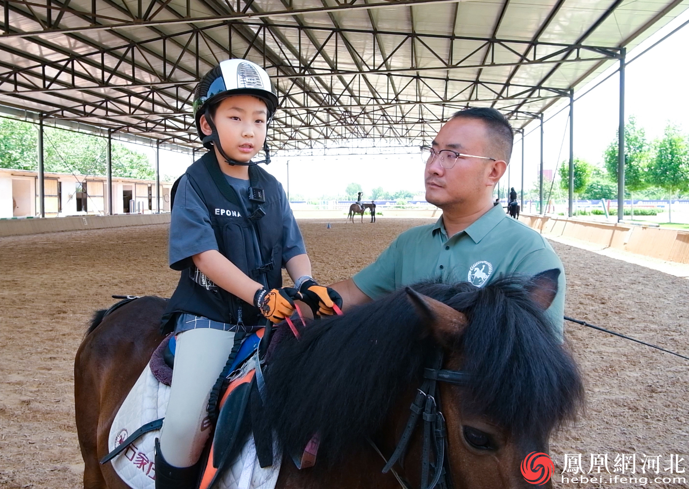 温子傲和马术中心教练张盼盼 李卓然摄
