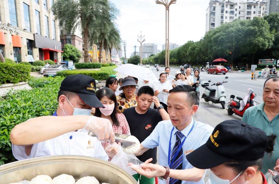 攤位前，市民排隊(duì)買包子。