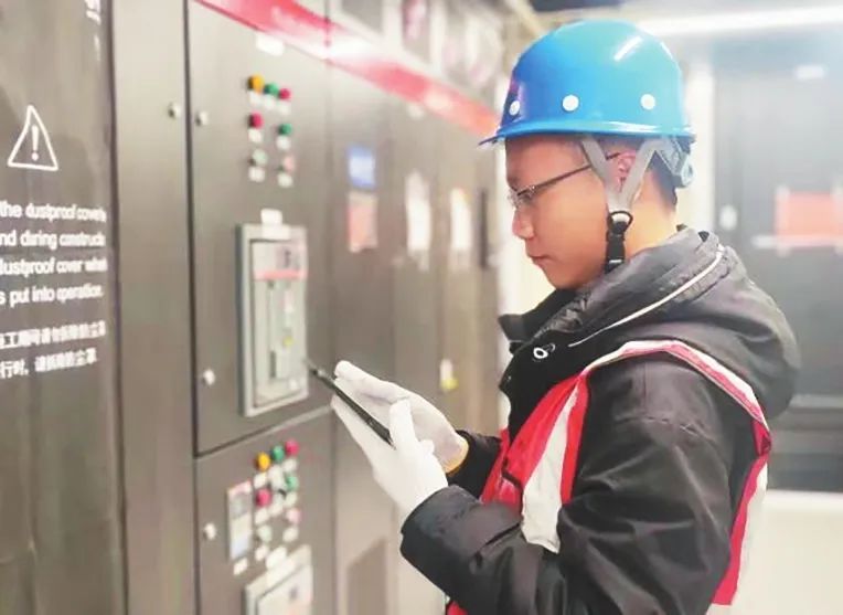 工作人员操作智能监控系统