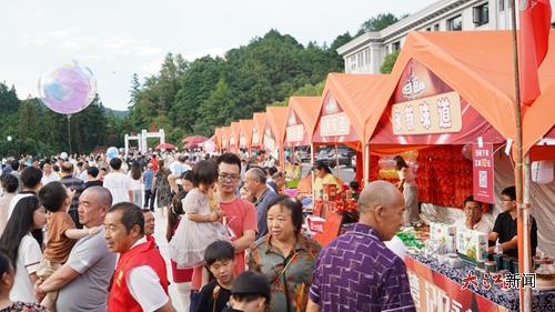 人頭攢動的美食區域