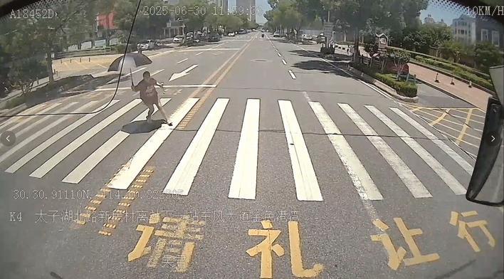 过路行人向公交司机吴君鞠躬致谢 视频截图