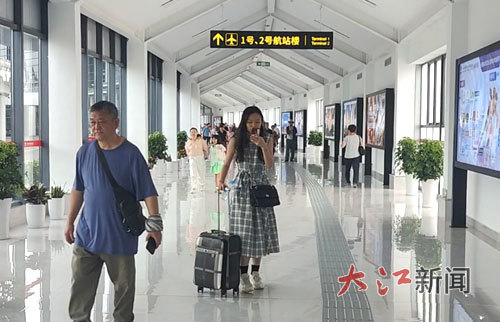 旅客通过昌北机场1号、2号航站楼风雨连廊。