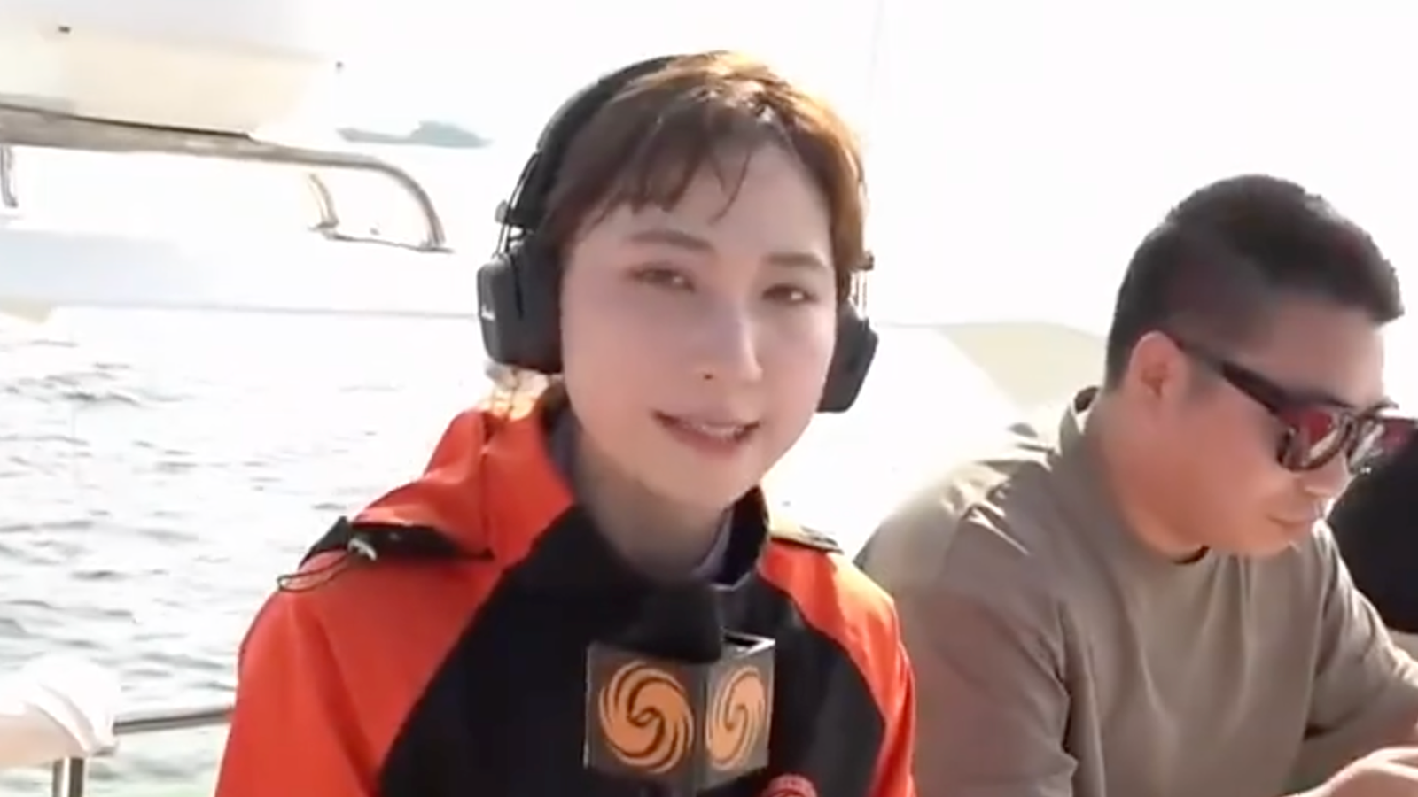 记者连线｜山东舰访港掀热潮 民众争睹“大国重器”风采