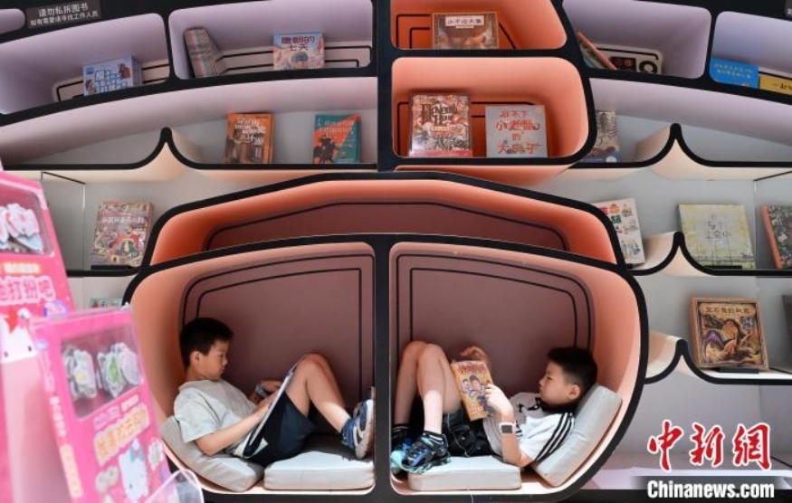 7月2日，河北石家庄一书店，小朋友沉浸在书海中。中新社记者 翟羽佳 摄