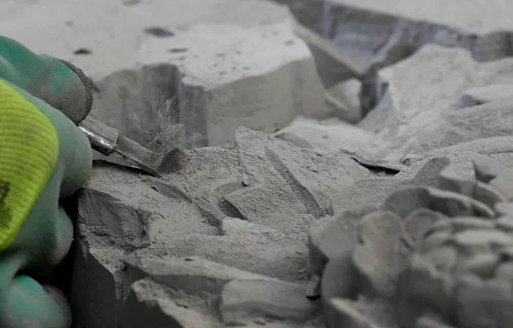 在甘肃省临夏县一砖雕公司，工作人员在制作砖雕作品。新华社记者　王庆钦　摄