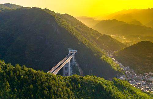 ▲7月1日，重巫云开高速巫溪枢纽至沙市互通段建成通车，标志着全长118.6公里的巫云开高速全线建成投用。图为，夕阳下的凤凰特大桥。 记者 罗斌 摄