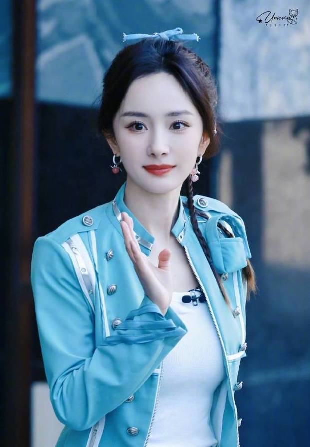 杨幂氧气系造型清新一夏。