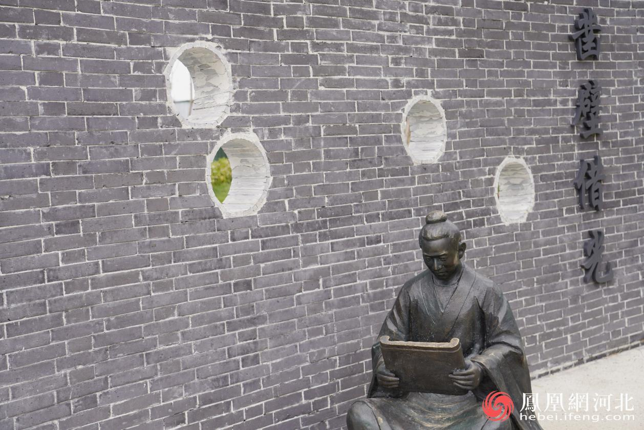 林语园中“凿壁借光”主题雕塑