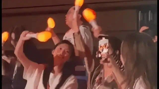 奚梦瑶和婆婆一起看周杰伦演唱会 嗨唱闲聊有说有笑关系超好封面图