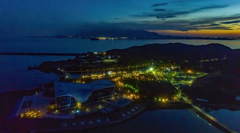夜色下的江豚灣水生生物保護基地。