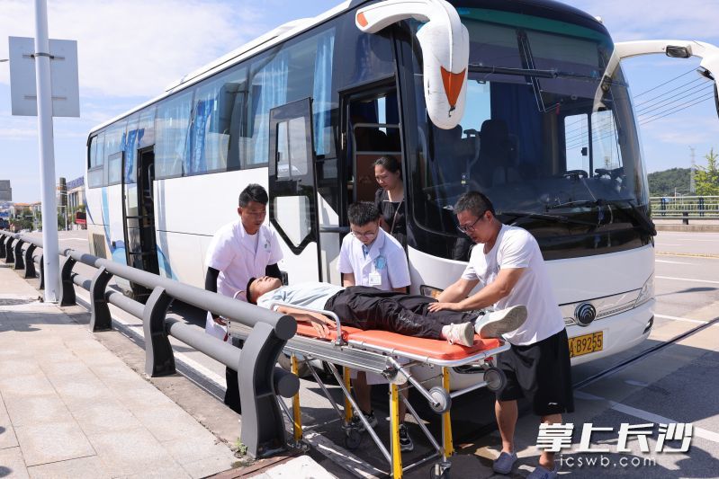 乘客在车上“发病”后被送往医院“急救”。 均为长沙晚报全媒体记者周小华摄