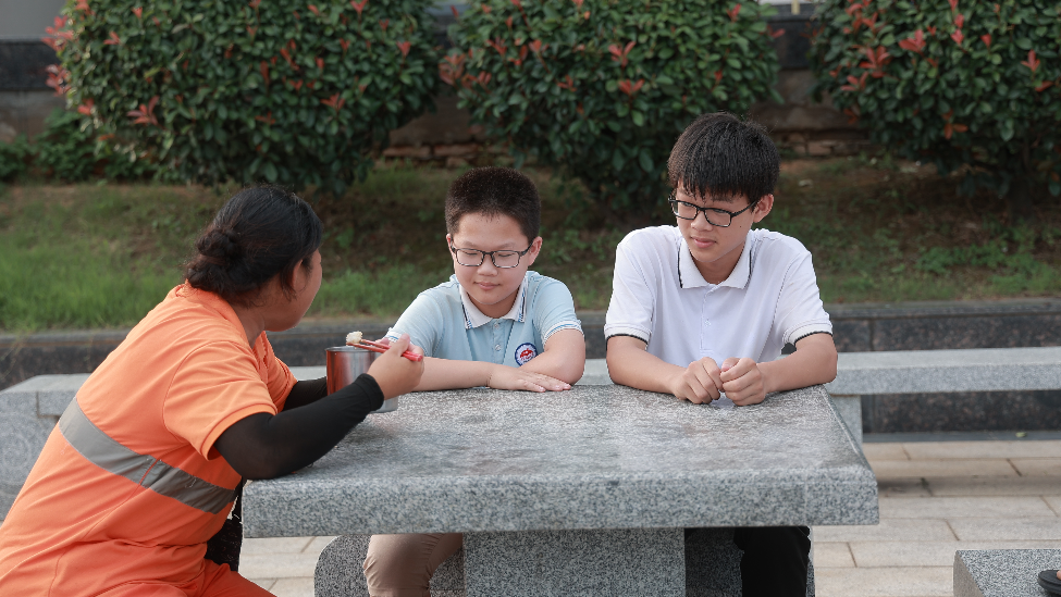 江西都昌：“微心愿”圓了11 歲男孩與母親的合照夢