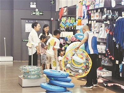 市民在运动用品店选购游泳圈