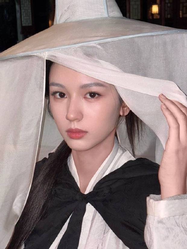 搜狐娱乐讯 7月2日，周也发布一组古装花絮九宫格，氛围感拿捏，从侠女到贵女全能驾驭。