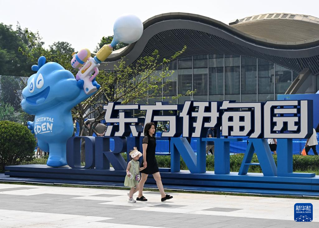 6月28日，游客从景区游客中心外经过。新华社记者 李紫恒 摄