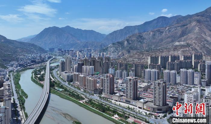 图为航拍陇南市武都区（资料图）　王肖晶　摄