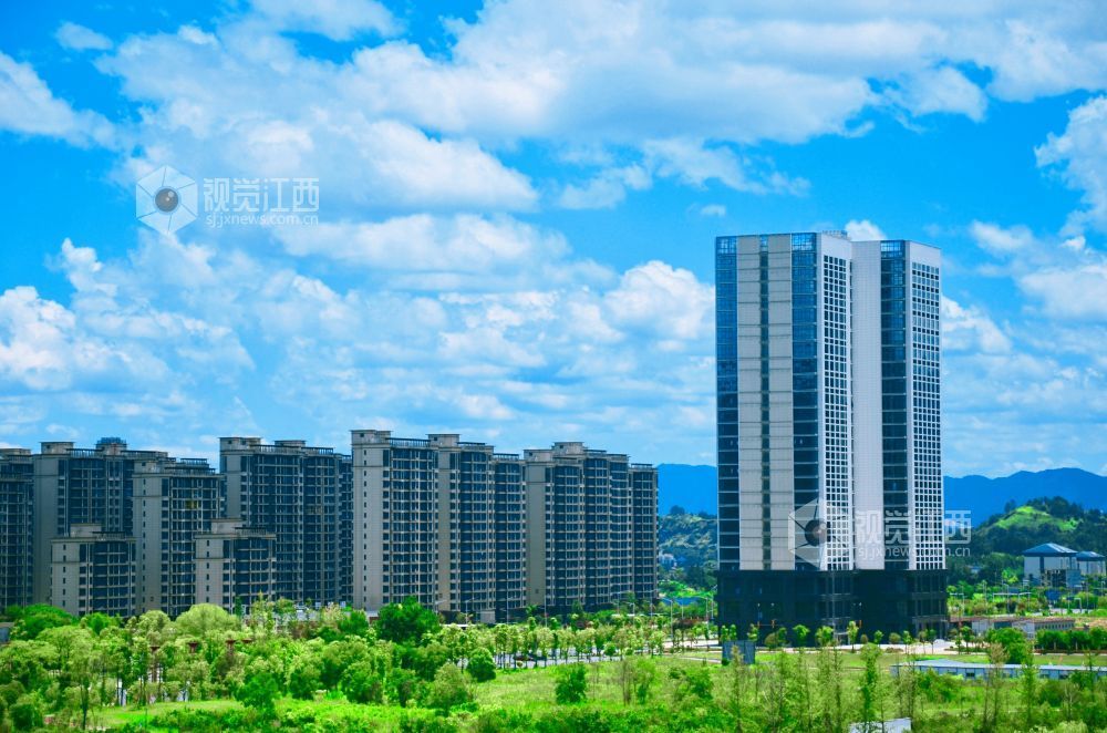 7月2日，江西省永新县生态湿地公园碧波荡漾，蓝天、白云、青山与绿树相映成景。