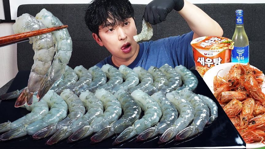 韩国小哥吃新鲜的生虾肉，口感很脆，炸虾头搭配烧酒吃真香