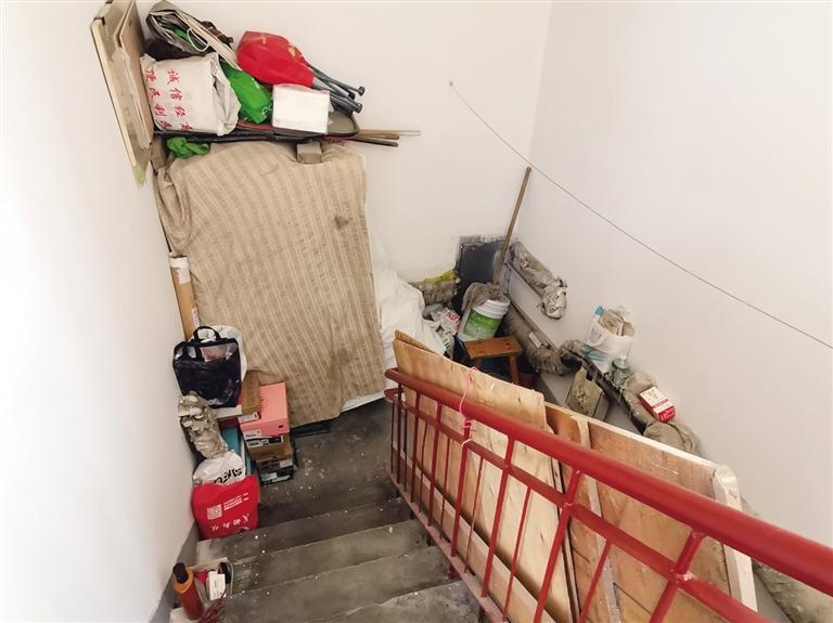 通往天台的楼道里堆放着杂物