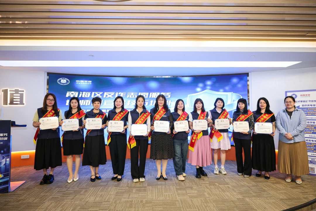 共青团南海区委宣传部部长邹芳芳为志愿者颁发聘书