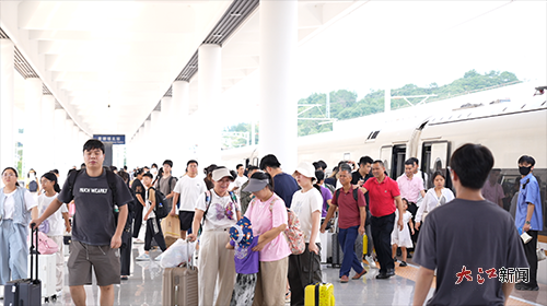 準備出發的旅客（吳文 供圖）
