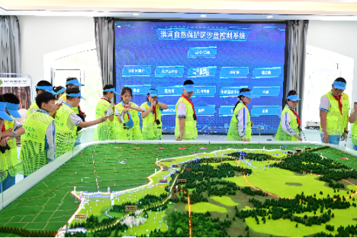 学生们在科普馆内学习