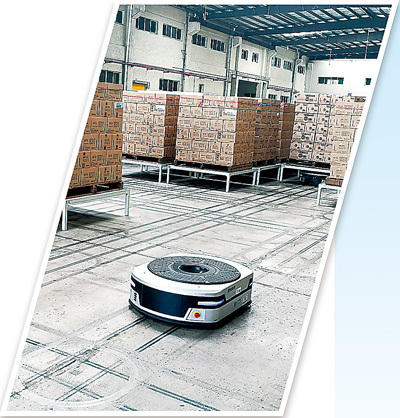 徐福记AGV智能搬运机器人在搬运物料。受访者供图