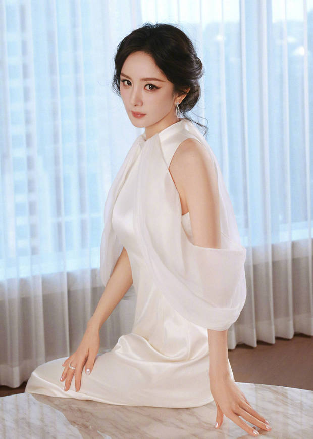 杨幂眼神超A，气场全开。