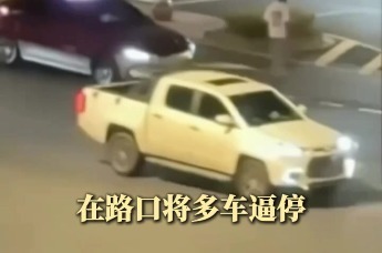 安徽一对年轻人深夜疑似发生争吵，男子冲上马路“找车撞”