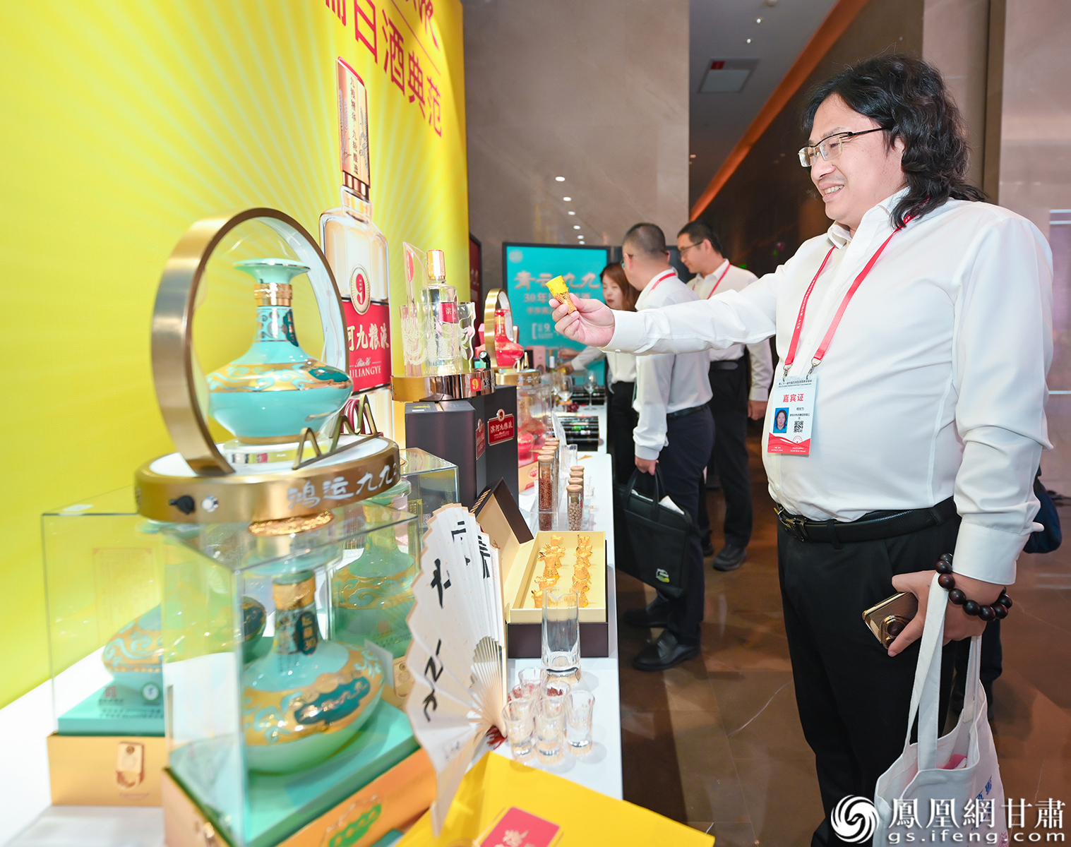 与会嘉宾参观张掖特色产品展区