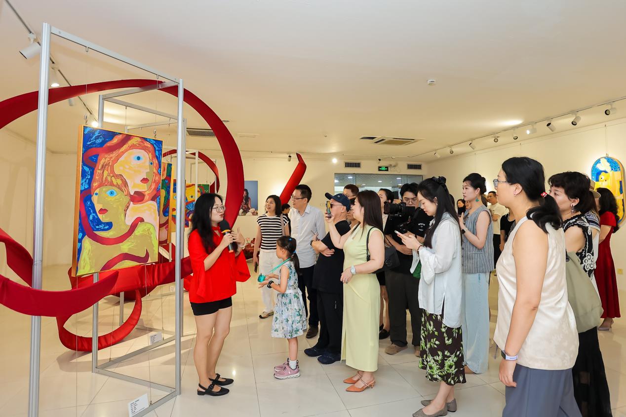 参展艺术家玉琳子（左一）为观众解答她的创作过程