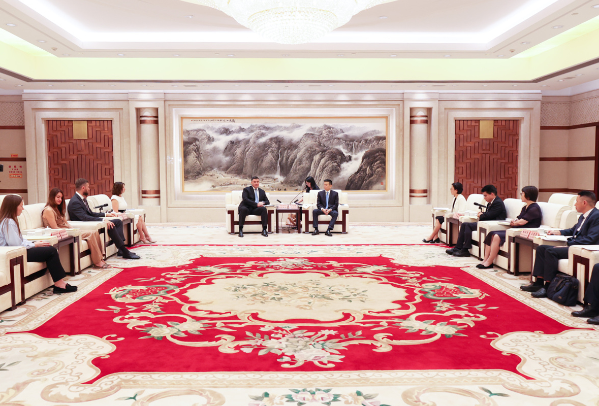 宁波与俄罗斯伊尔库茨克市签署友城协议 汤飞帆会见伊尔库茨克市市长鲁斯兰·波罗托夫并签约