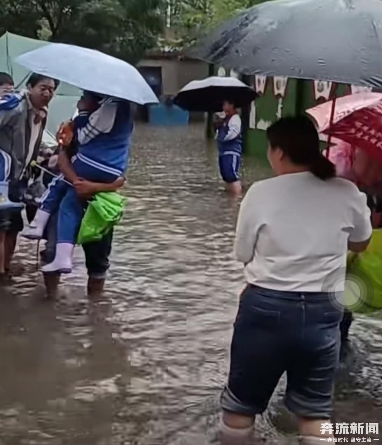 大雨突袭 学校门口成“汪洋”家长：这条上(41902376)-20250704155116.jpg