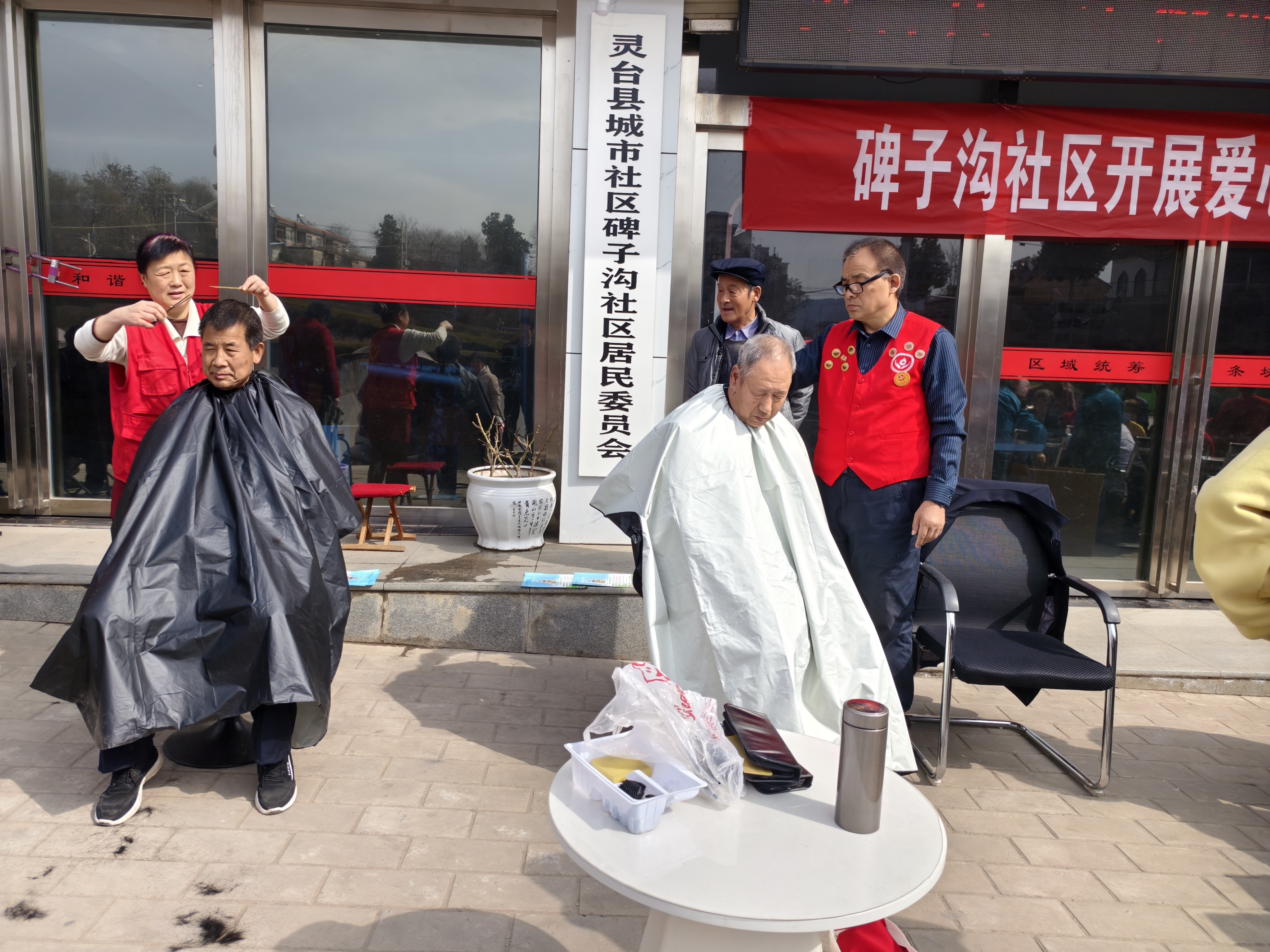 志愿者曹雪丽在为新就业群体理发