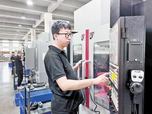 6月17日，在保定市玄云涡喷动力设备研发有限公司生产车间，员工在调试设备。 本报见习记者 李靖恬摄