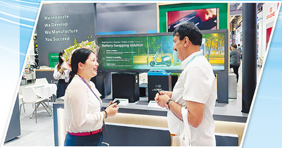 博力威公司工作人员在广交会与外国客户洽谈。受访者供图