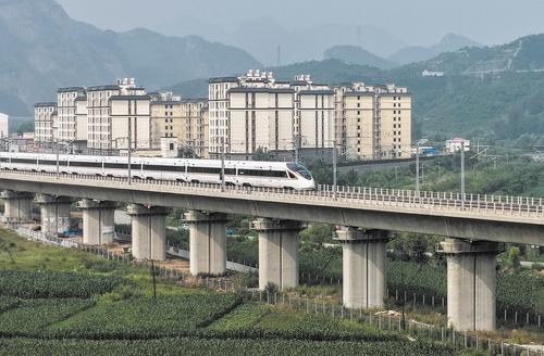 6月30日，一列动车组列车在京哈高铁承沈段承德市承德县境内行驶。新华社发（刘满仓 摄）