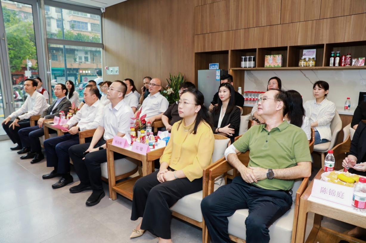 “宝安企业暖心服务卡”发卡仪式活动现场