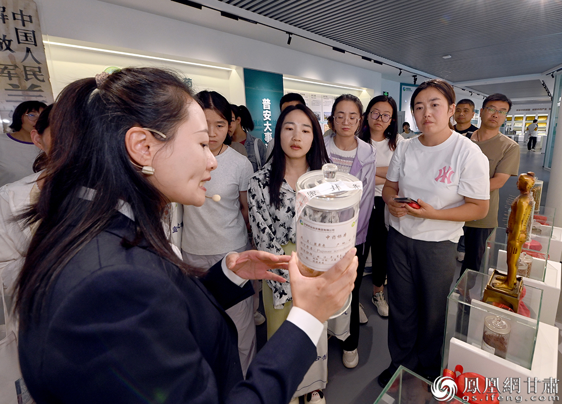 甘肃陇神戎发药业股份有限公司中药材展区吸引参训学员围观