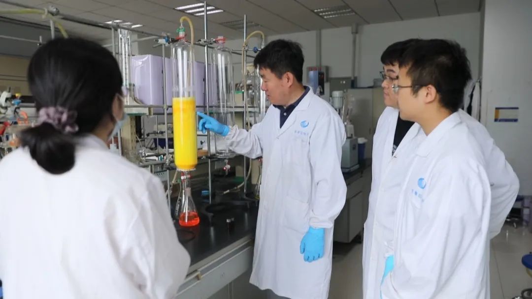 走进中国科学院长春应用化学研究所的实验室，秦川江和科研人员们正在有序地进行实验工作。