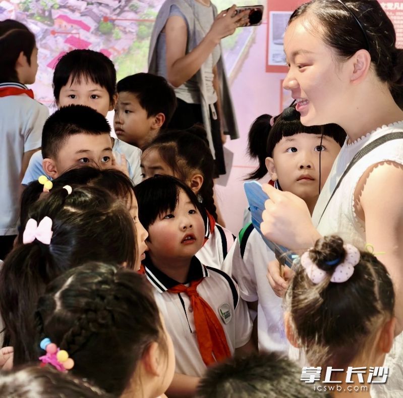 拓片里的文化魅力深深吸引了孩子们。 均为长沙晚报通讯员罗鹏供图