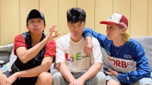 邓超晒与鹿晗合照，鹿晗憔悴沧桑似生病，状态竟比邓超更差封面图