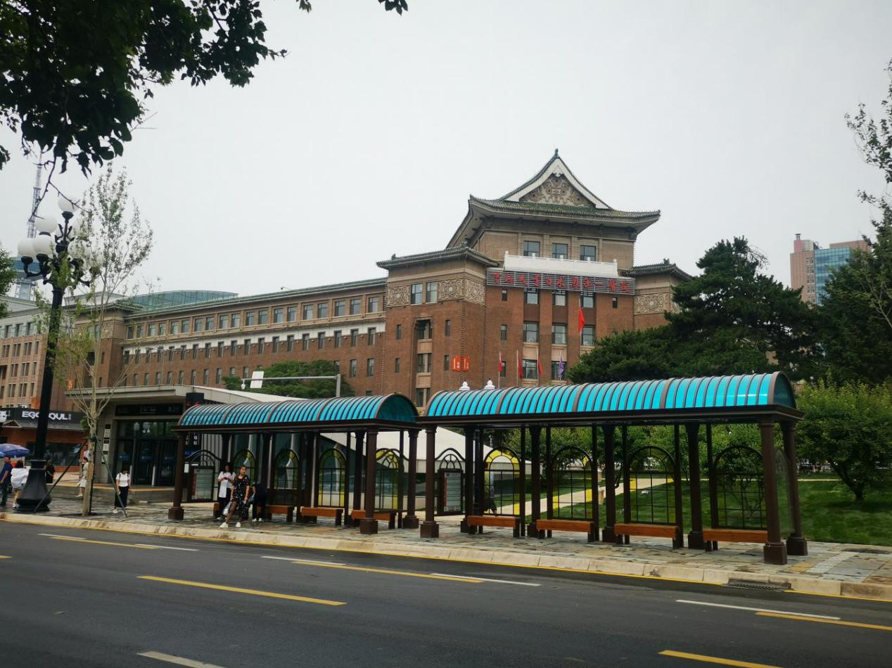 图为长春市新民大街公交车站站台。