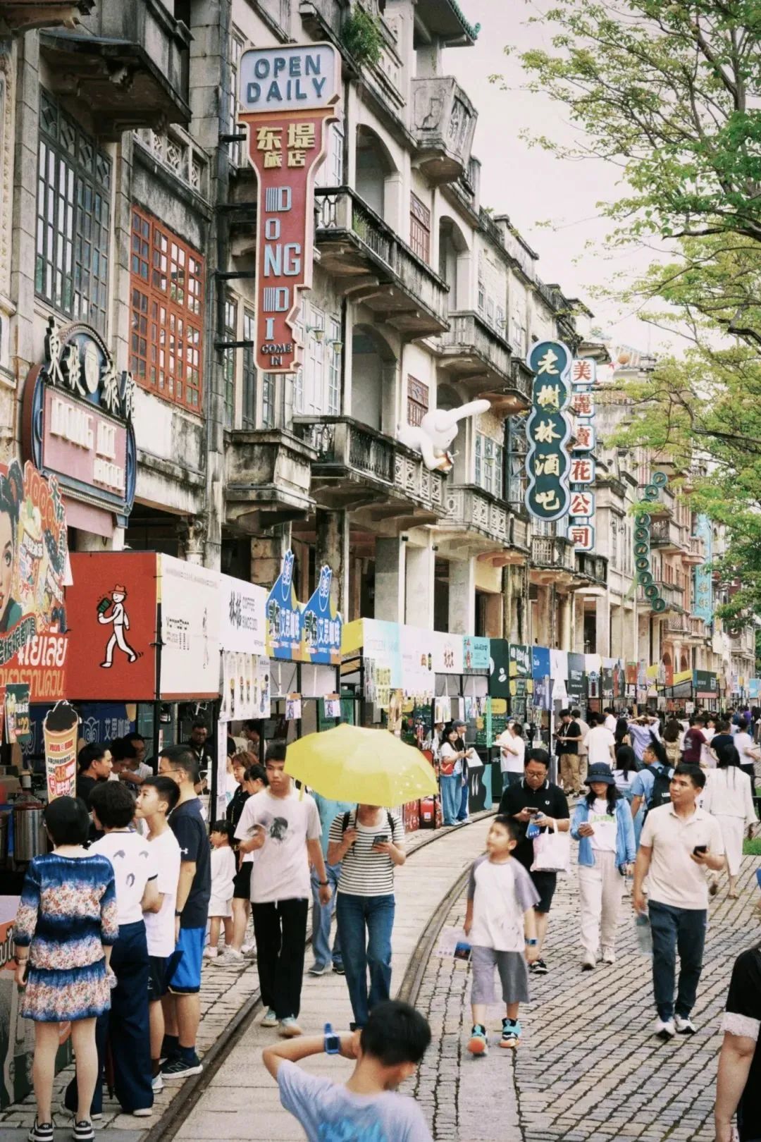 图为游客在江门开平赤坎华侨古镇旅游，品地道侨都咖啡
