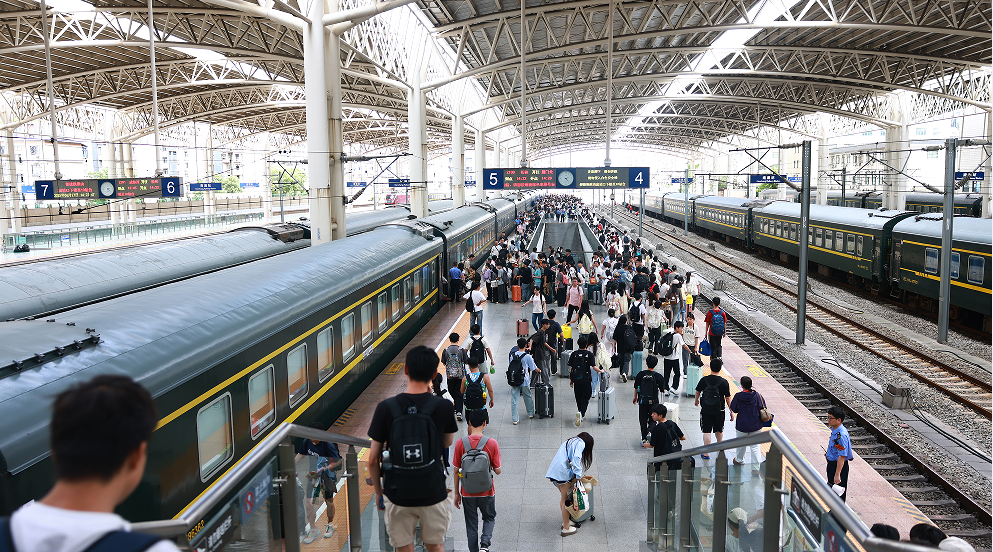 南昌站站臺上，旅客正有序乘車。（薛雅靜 攝）
