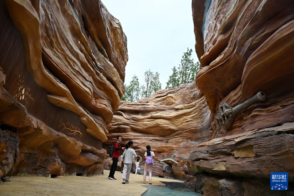 6月28日，游客在“幽灵峡谷”景区参观游览。新华社记者 李紫恒 摄