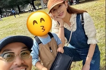 51岁林志玲现身新加坡，打扮清纯像大学生，3岁儿子长势太猛了封面图