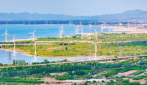 近日拍摄的官厅水库国家湿地公园内的风电设施。 本报记者 耿 辉摄