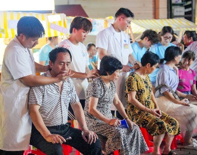  




南豐縣舉辦“中醫(yī)藥文化夜市” 大學(xué)生化身“攤主”送健康
  