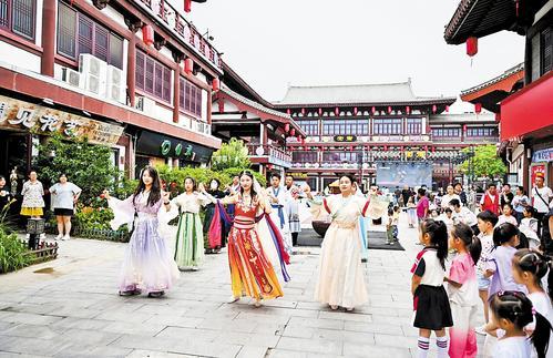 6月26日，游客在定州市宋街观看汉服表演。 本报记者赵永辉摄